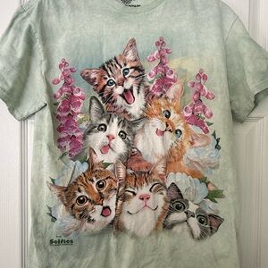 The Mountain Cat Selfies T-Shirt - Green and Pink